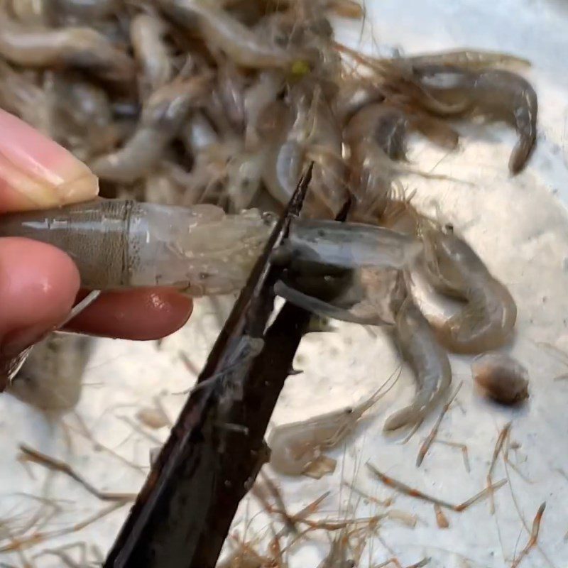 Step 2 Preparing shrimp for shrimp-filled rice rolls