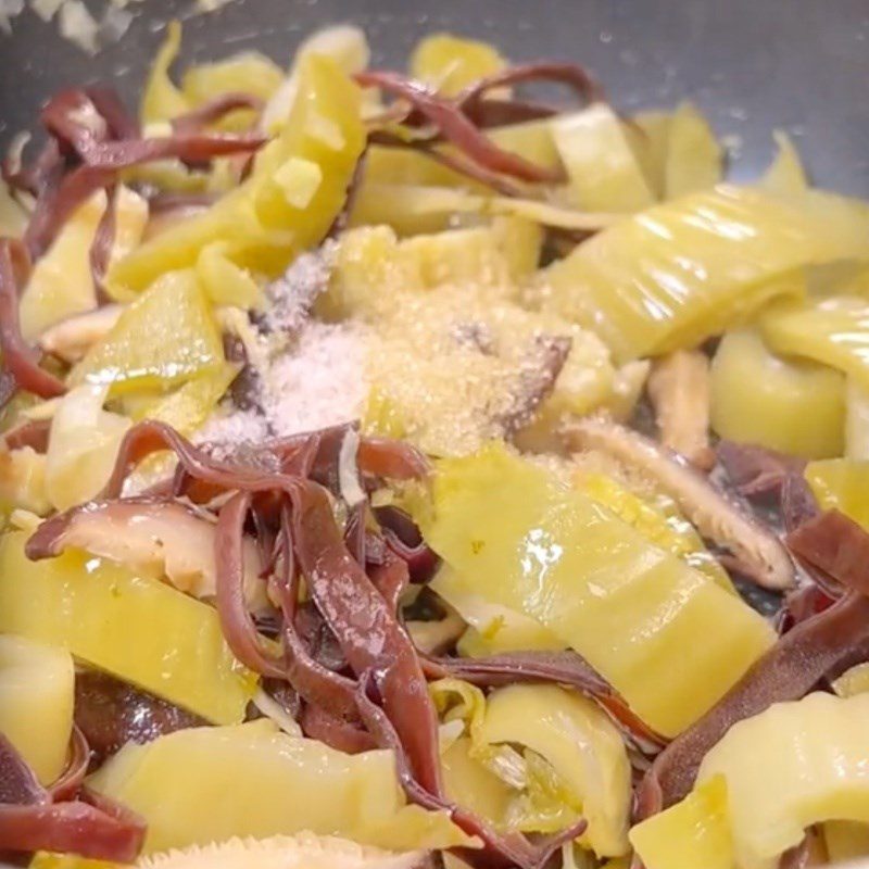 Step 6 Sauté the ingredients Stir-fried rice noodles with pickled mustard greens (Recipe shared by Tiktok Vegetarian Kitchen XANH)