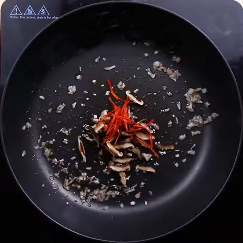 Step 3 Stir-fry ingredients Shrimp steamed with soy sauce