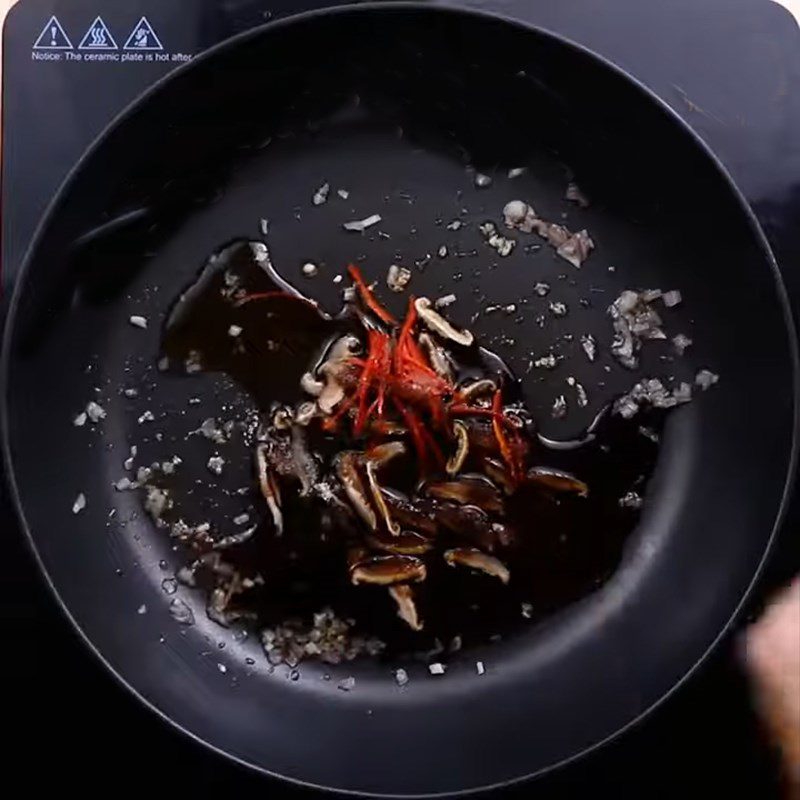 Step 3 Stir-fry ingredients Shrimp steamed with soy sauce