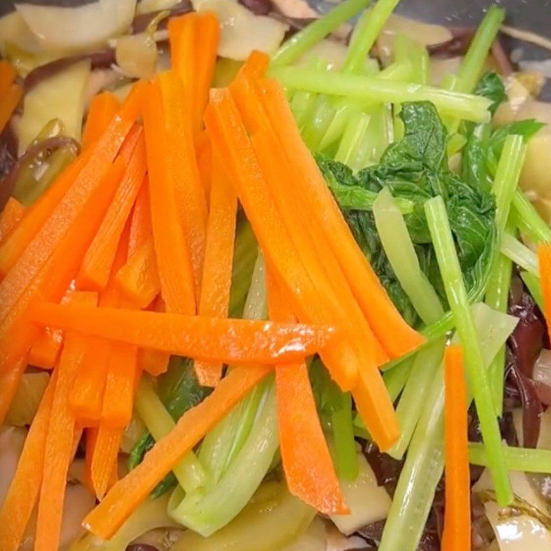 Step 6 Sauté the ingredients Stir-fried rice noodles with pickled mustard greens (Recipe shared by Tiktok Vegetarian Kitchen XANH)