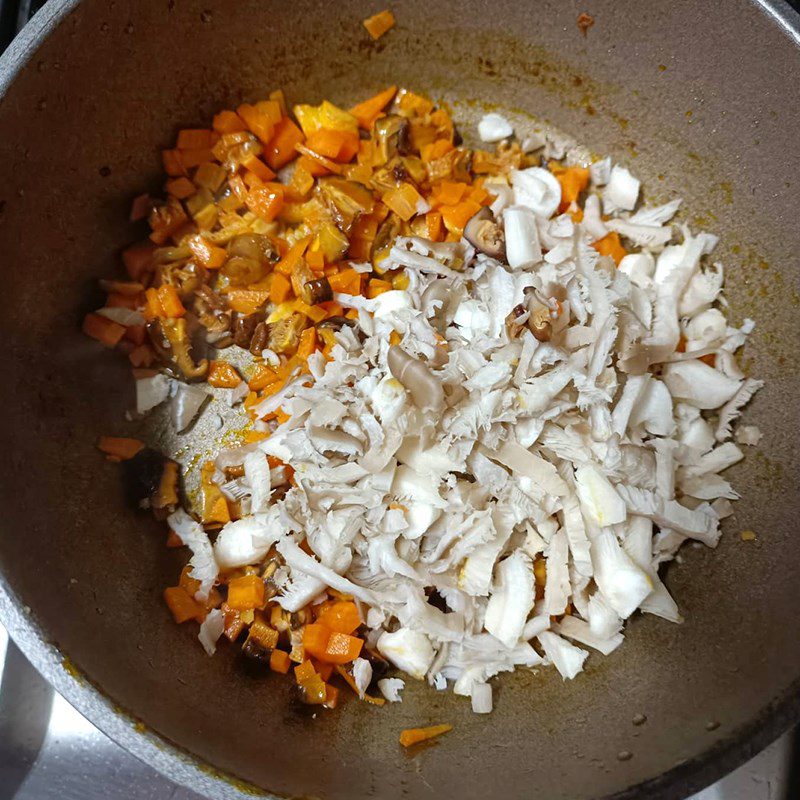 Step 2 Sauté ingredients for vegetarian noodle salad with mushrooms