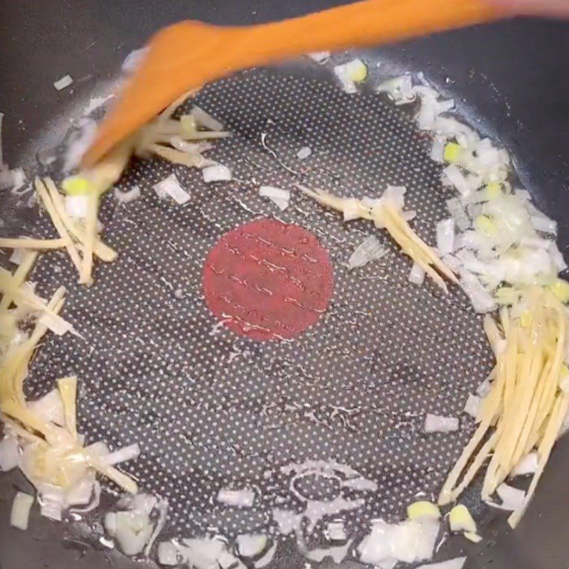 Step 6 Sauté the ingredients Stir-fried rice noodles with pickled mustard greens (Recipe shared by Tiktok Vegetarian Kitchen XANH)
