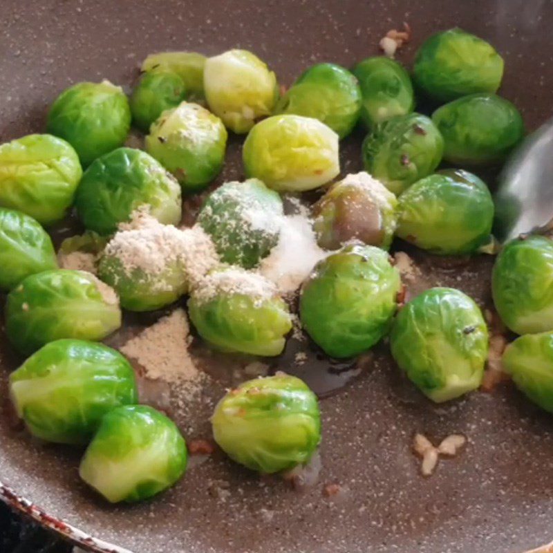 Step 4 Stir-frying ingredients Baby cabbage stir-fried with scallops