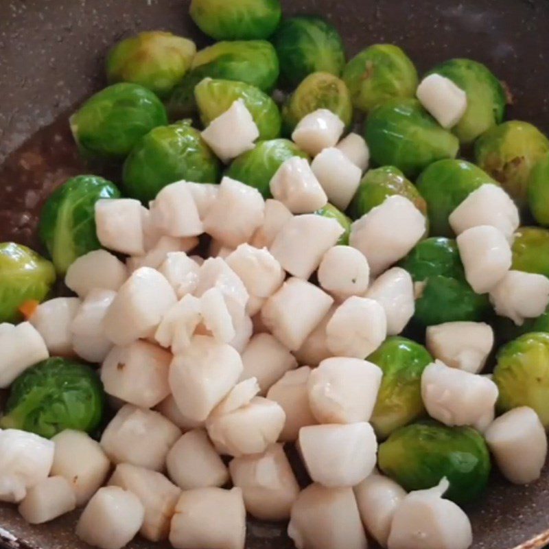 Step 4 Stir-frying ingredients Baby cabbage stir-fried with scallops