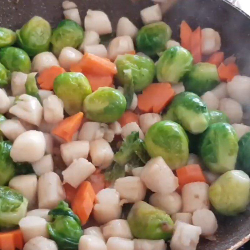 Step 4 Stir-frying ingredients Baby cabbage stir-fried with scallops