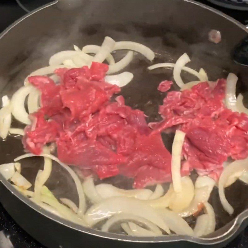 Step 3 Stir-frying ingredients Baby cabbage stir-fried with beef