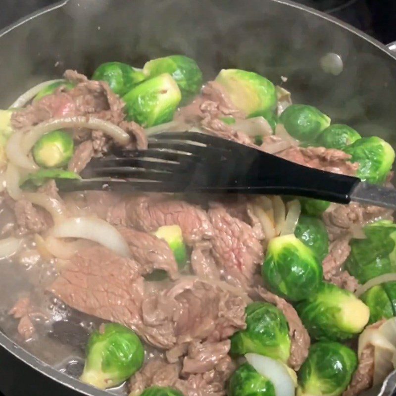 Step 3 Stir-frying ingredients Baby cabbage stir-fried with beef