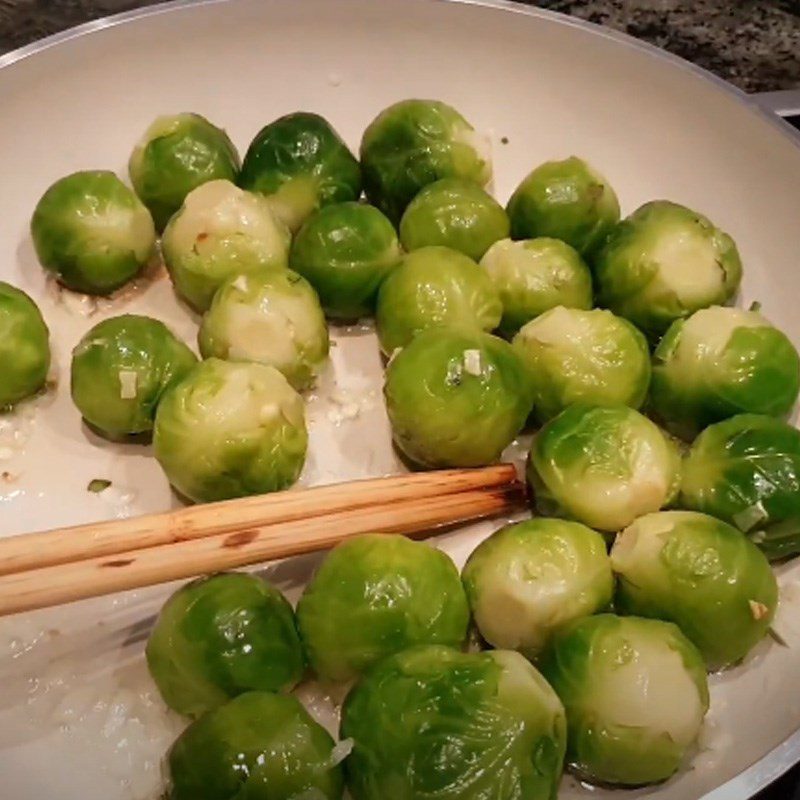 Step 2 Stir-fry the ingredients for Stir-fried Baby Cabbage with Garlic