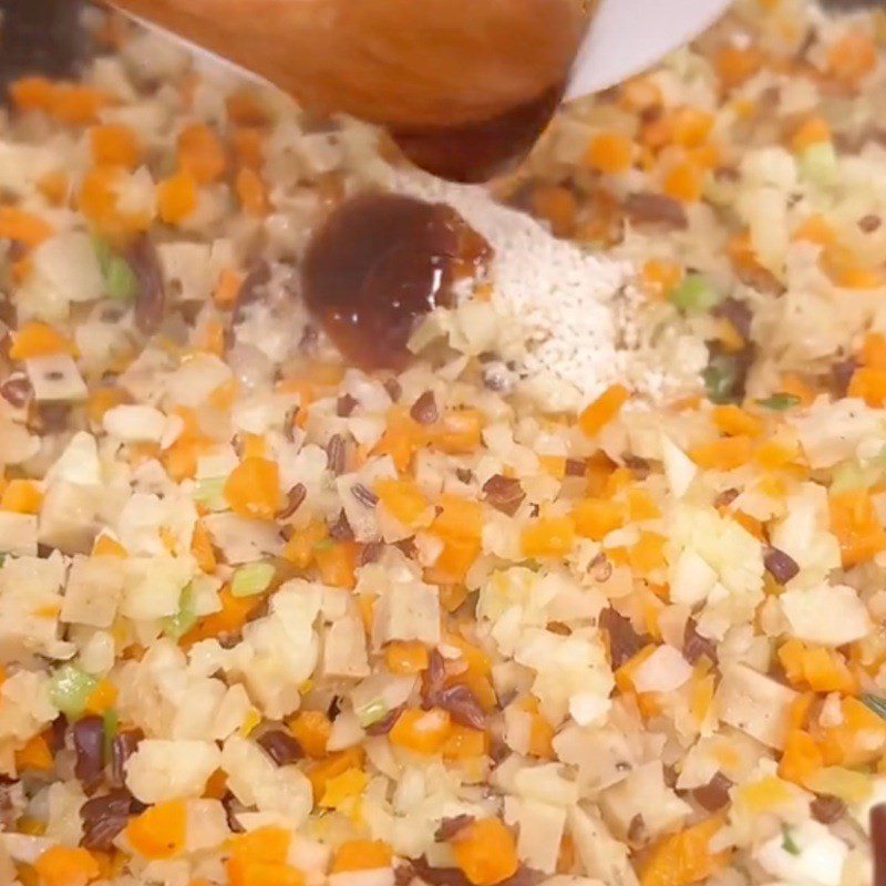 Step 2 Stir-fry ingredients for steamed vegetarian bread with vegetables