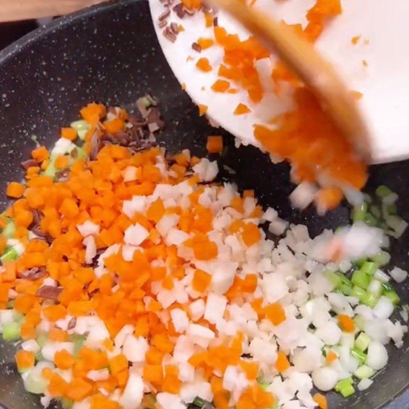 Step 2 Stir-fry ingredients for steamed vegetarian bread with vegetables