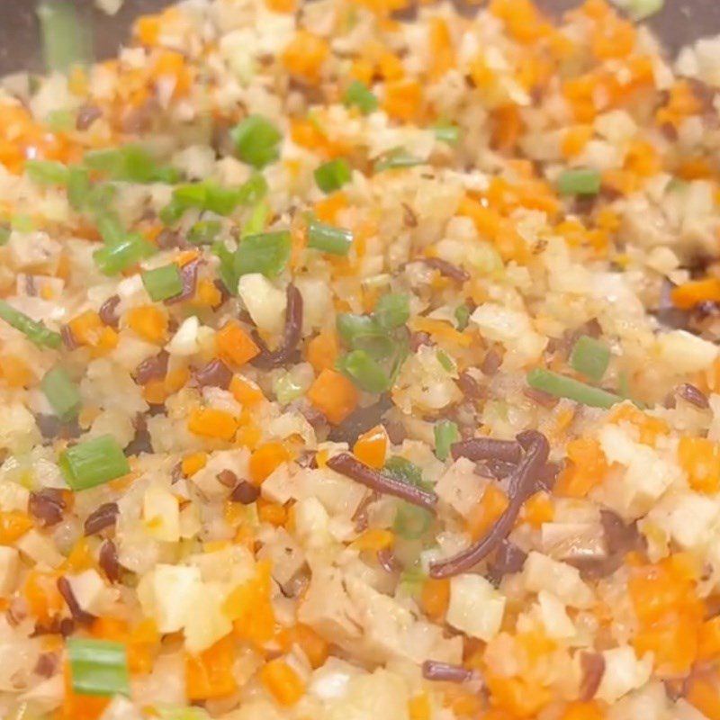 Step 2 Stir-fry ingredients for steamed vegetarian bread with vegetables