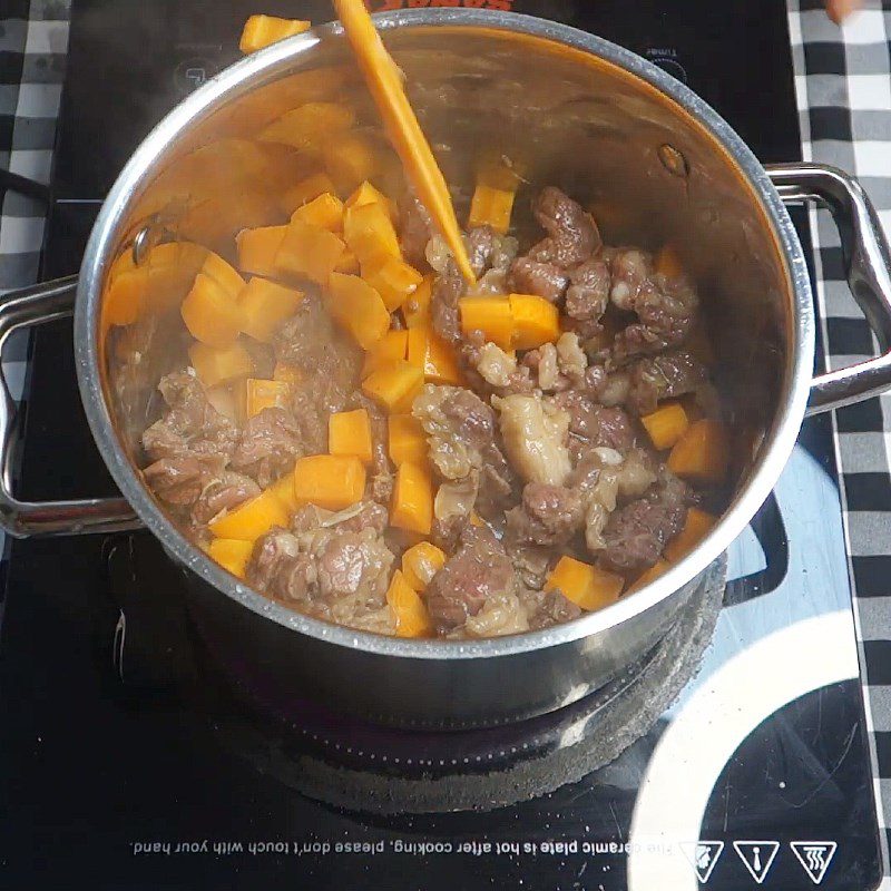 Step 3 Stir-fry ingredients with beef Japanese beef curry