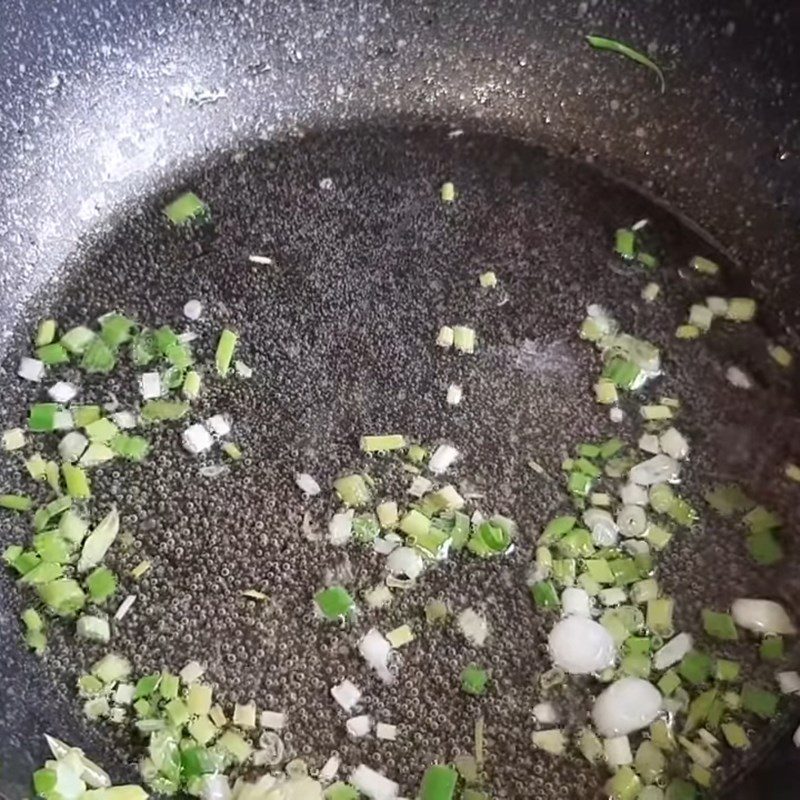 Step 3 Stir-fry the filling for vegetarian crab steamed bread