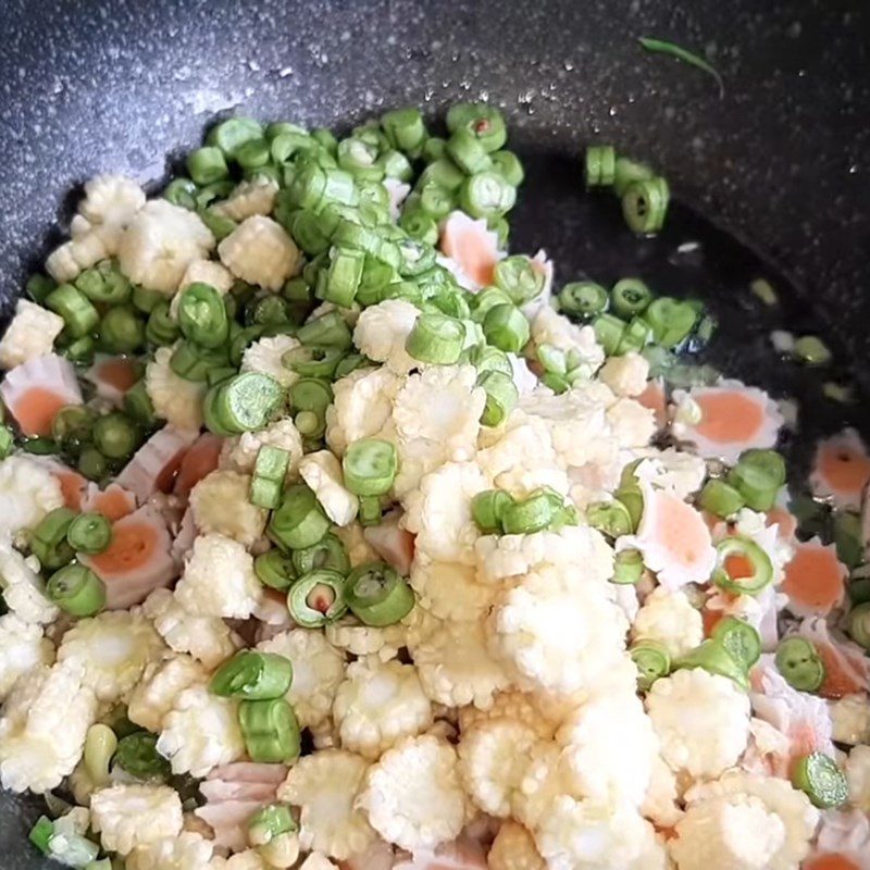 Step 3 Stir-fry the filling for vegetarian crab steamed bread