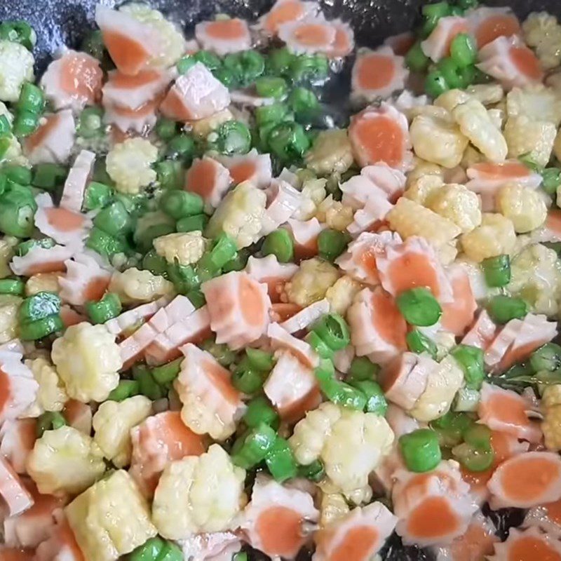Step 3 Stir-fry the filling for vegetarian crab steamed bread