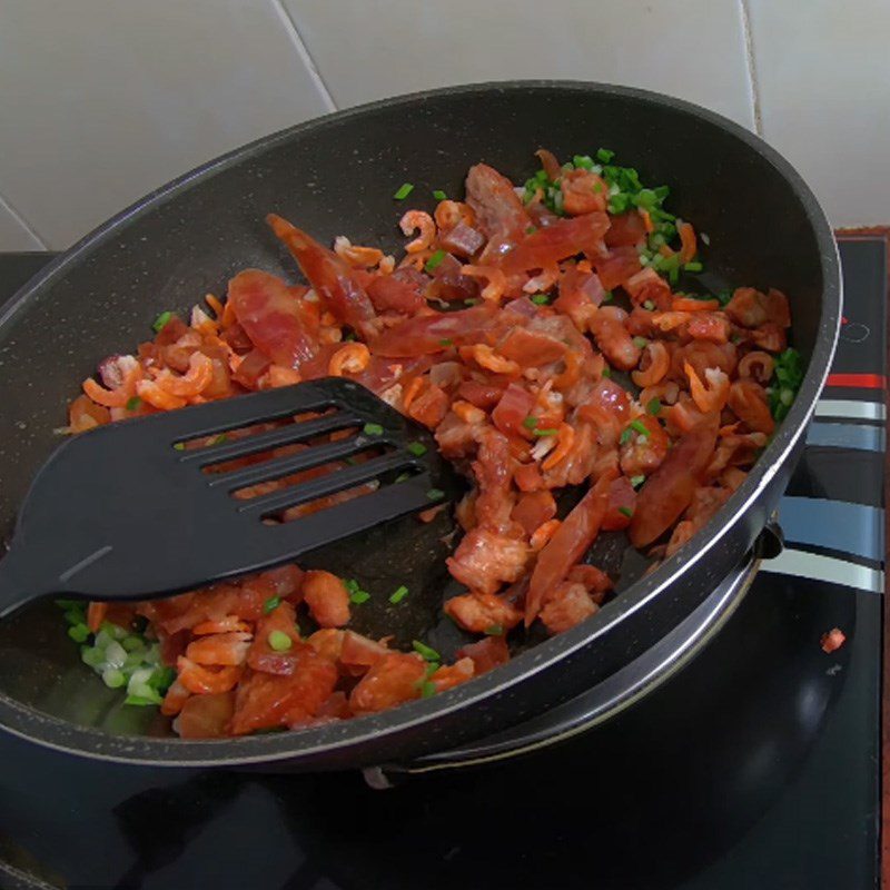 Step 3 Stir-fry the filling for 5-color sticky rice