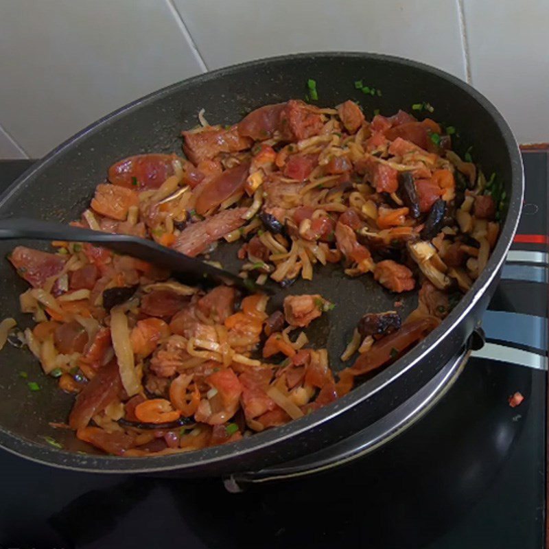 Step 3 Stir-fry the filling for 5-color sticky rice