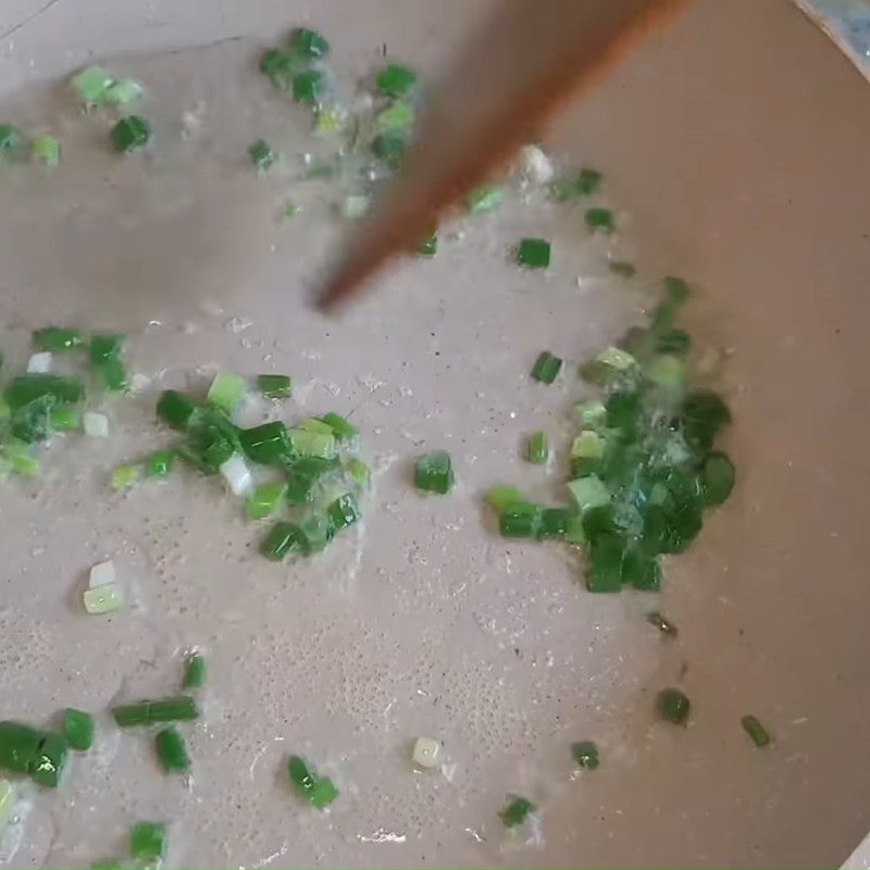 Step 2 Stir-fry the filling for vegetarian spring rolls in peacock shape