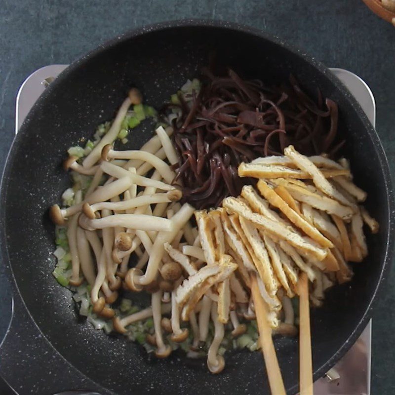 Step 3 Sauté the filling for the lettuce wrap Vegetarian lettuce wrap - vegetarian mustard greens wrap