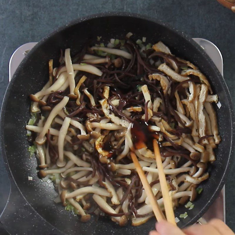 Step 3 Sauté the filling for the lettuce wrap Vegetarian lettuce wrap - vegetarian mustard greens wrap