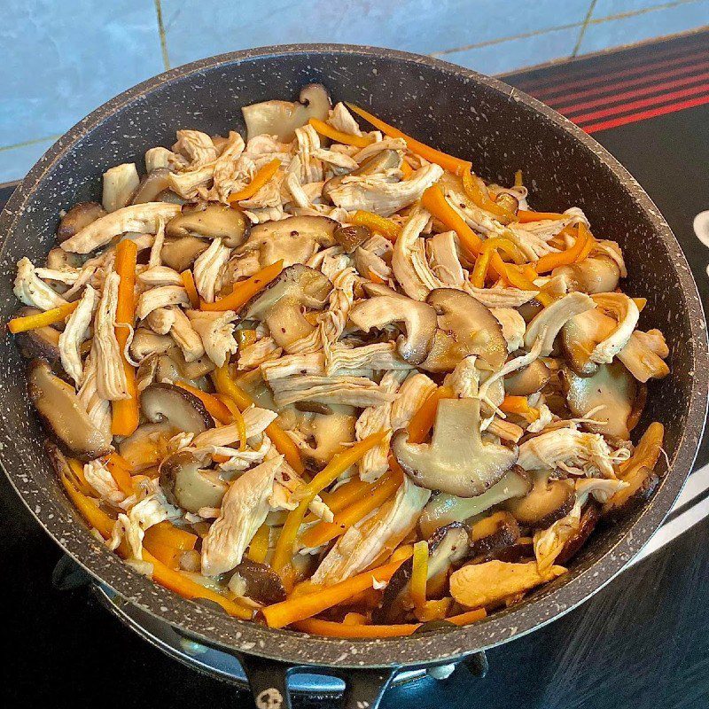 Step 2 Stir-fried chicken and mushroom filling Mini chicken and mushroom sticky rice