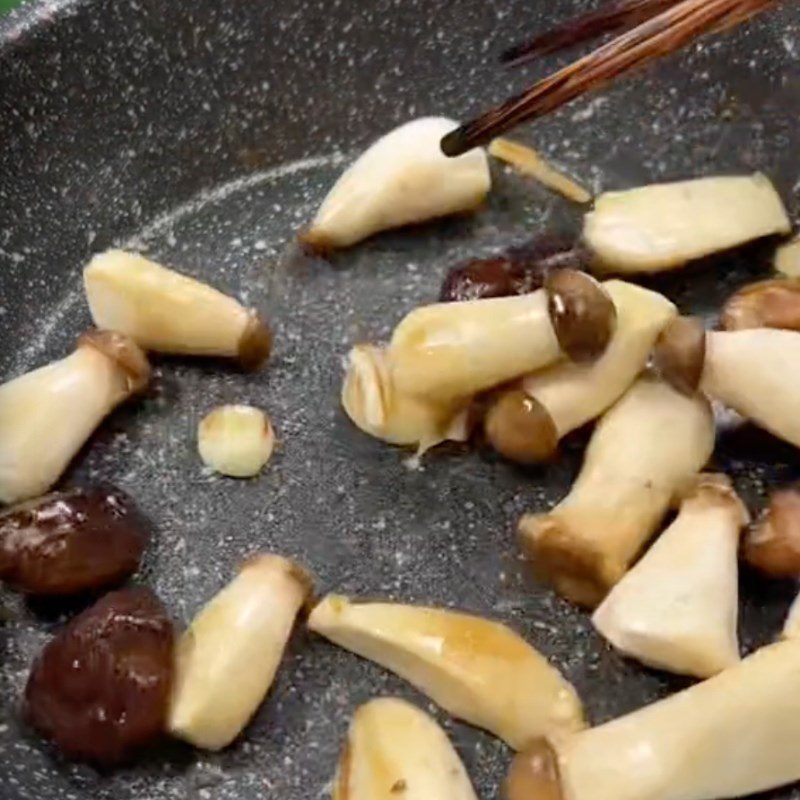 Step 3 Stir-fry the filling for Vegetarian Noodle Soup