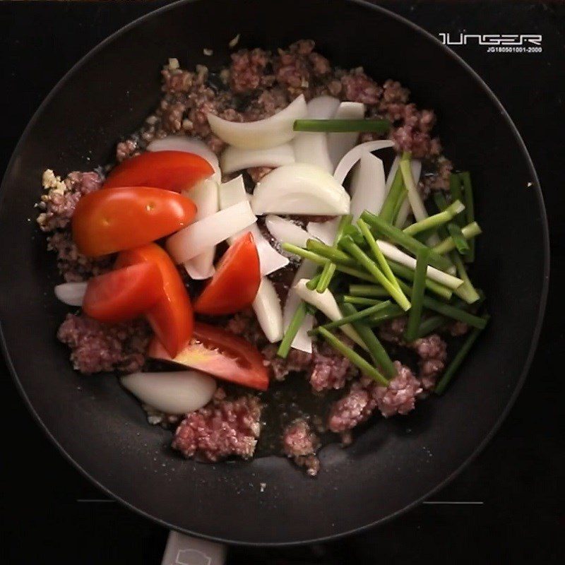 Step 4 Stir-fried noodles Stir-fried beef with tomatoes