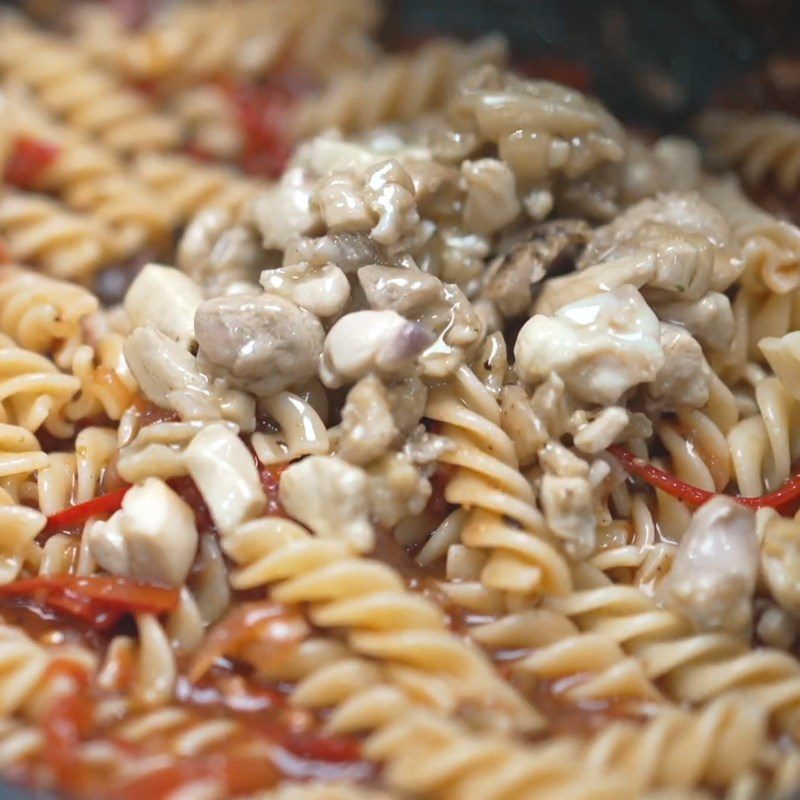 Step 5 Stir-fry pasta for chicken and cheese pasta