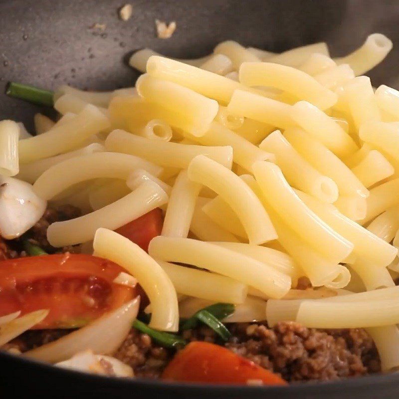 Step 4 Stir-fried noodles Stir-fried beef with tomatoes