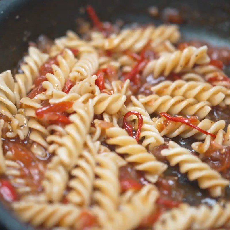 Step 5 Stir-fry pasta for chicken and cheese pasta