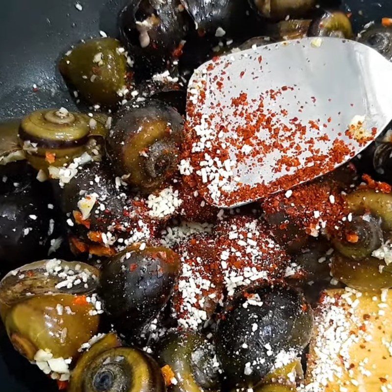 Step 2 Stir-fried snails Garlic fried snails