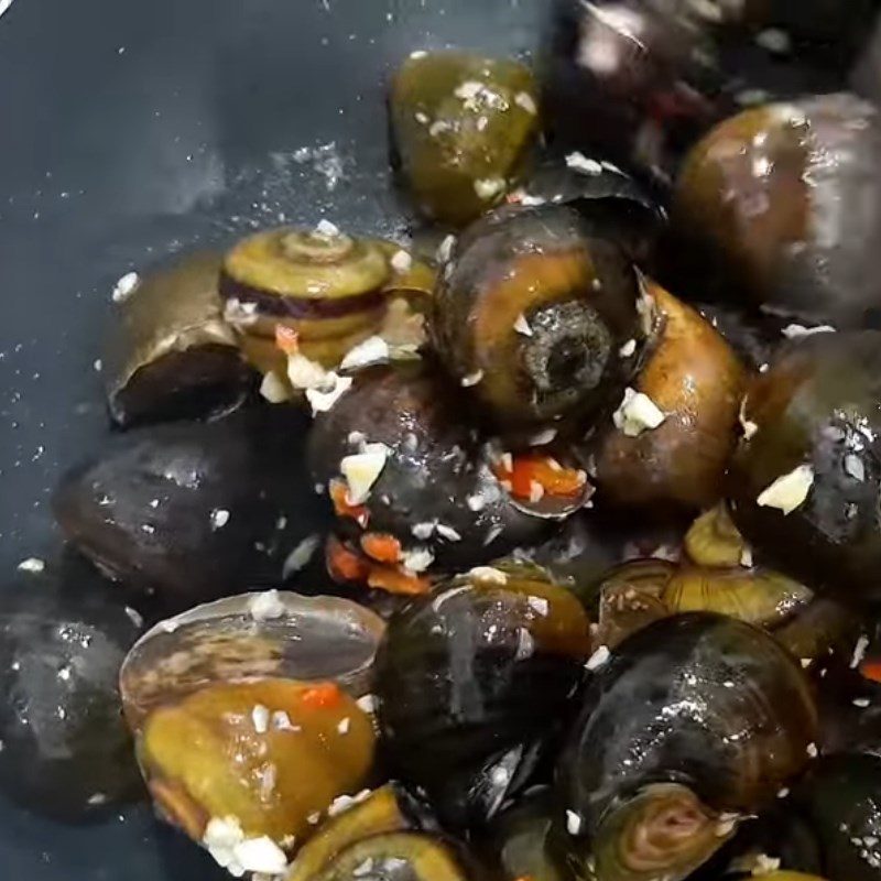 Step 2 Stir-fried snails Garlic fried snails