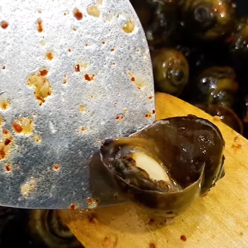 Step 2 Stir-fried snails Garlic fried snails