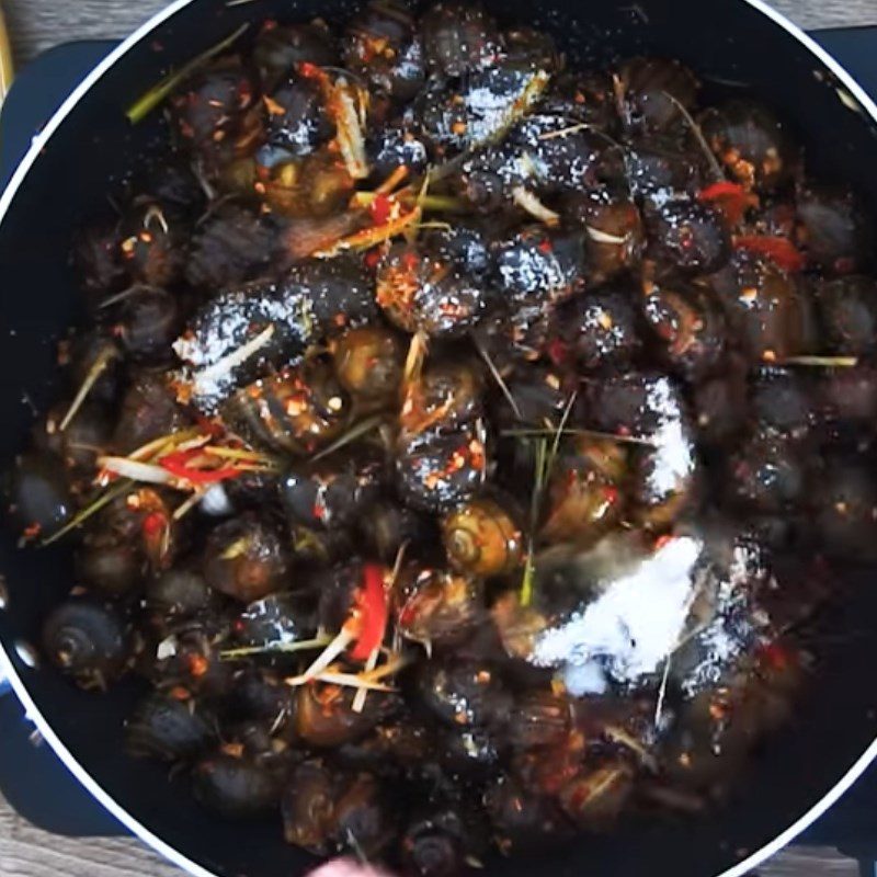 Step 3 Stir-fry the snails Stir-fried snails with lemongrass and chili