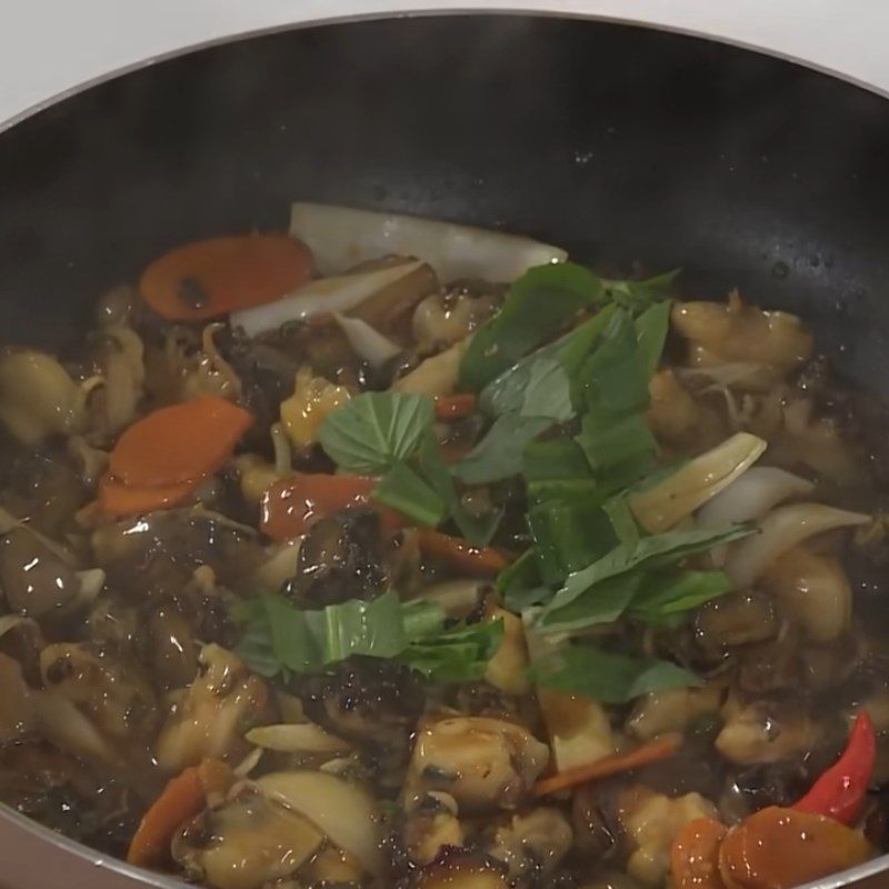 Step 3 Stir-fried Snails with Green Pepper