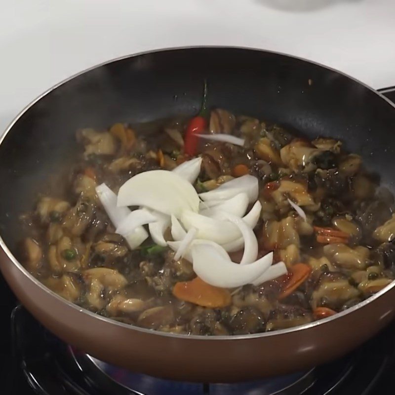 Step 3 Stir-fried Snails with Green Pepper