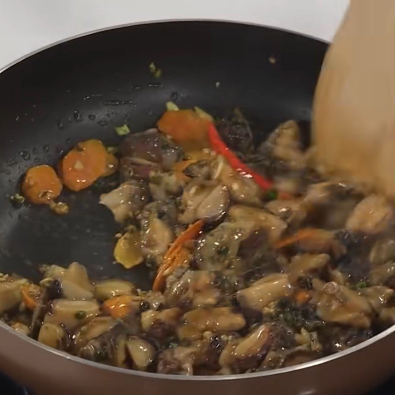 Step 3 Stir-fried Snails with Green Pepper