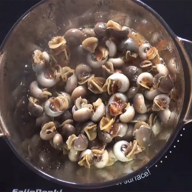 Step 2 Stir-fried snails with butter and garlic