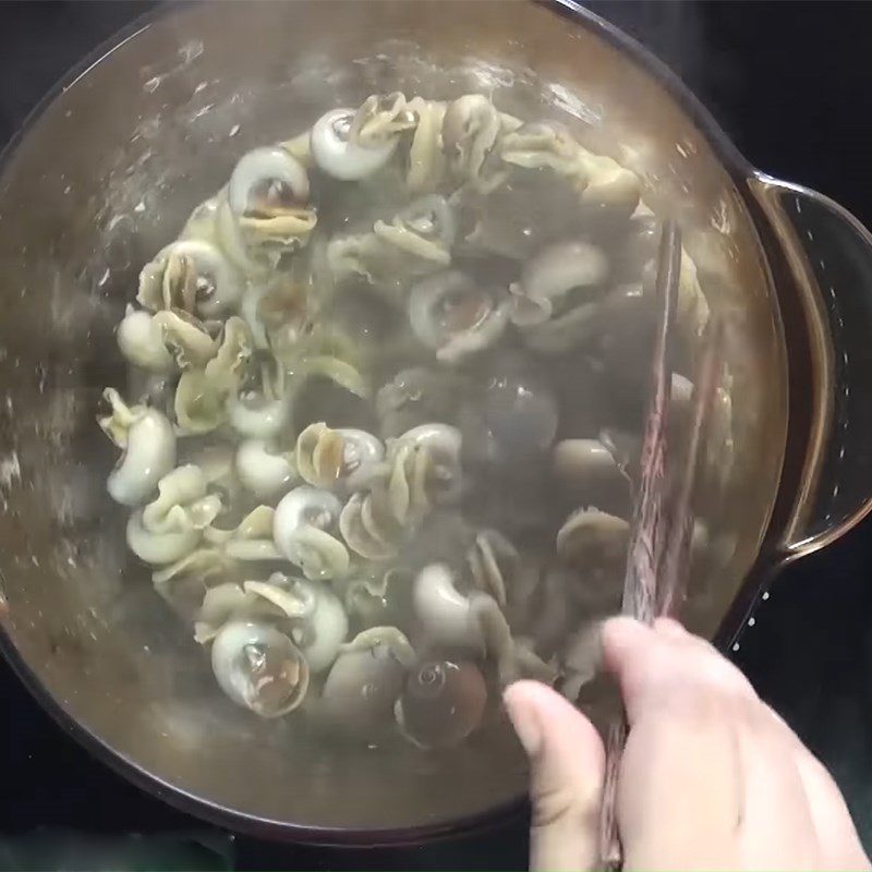 Step 2 Stir-fry the snails Garlic Butter Snails