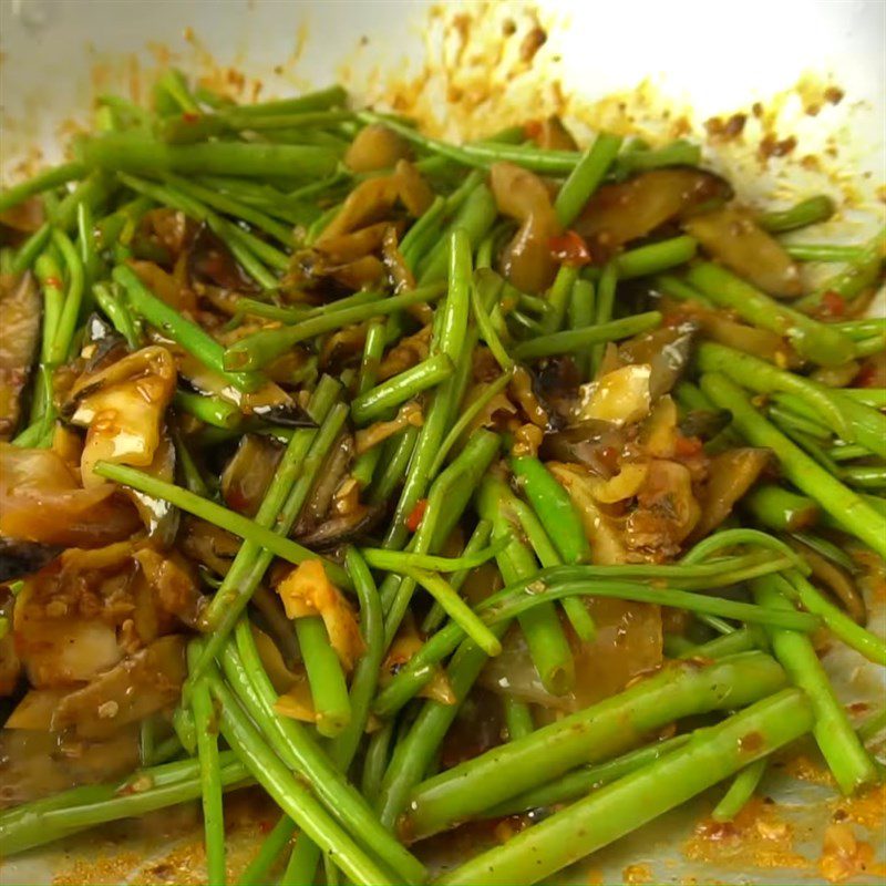 Step 4 Stir-fry shellfish and water spinach Stir-fried noodles with shellfish and water spinach