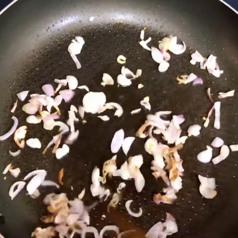 Step 7 Stir-frying razor clams Porridge with razor clams