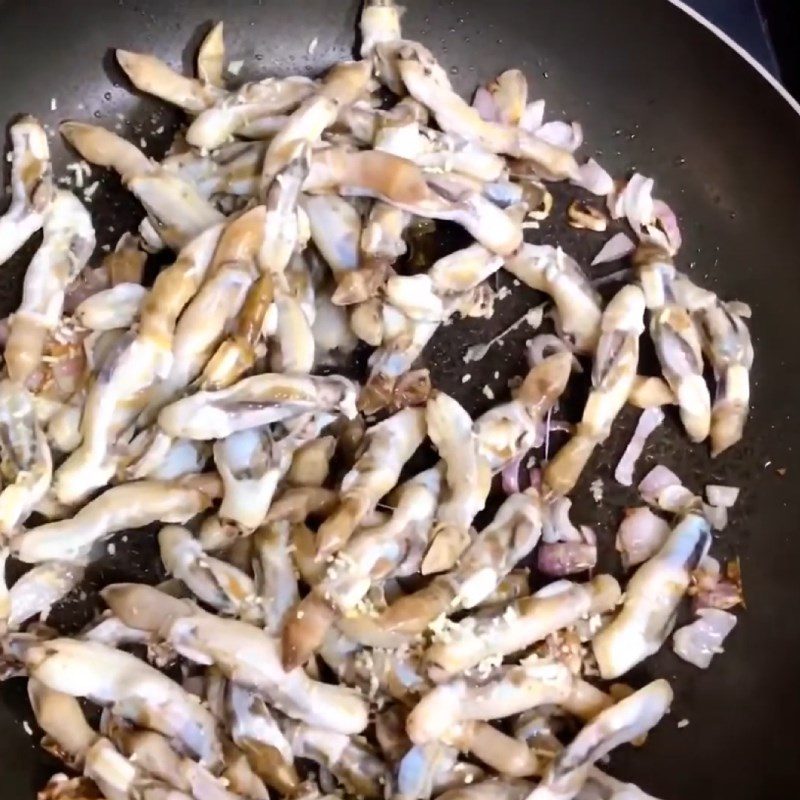 Step 7 Stir-frying razor clams Porridge with razor clams