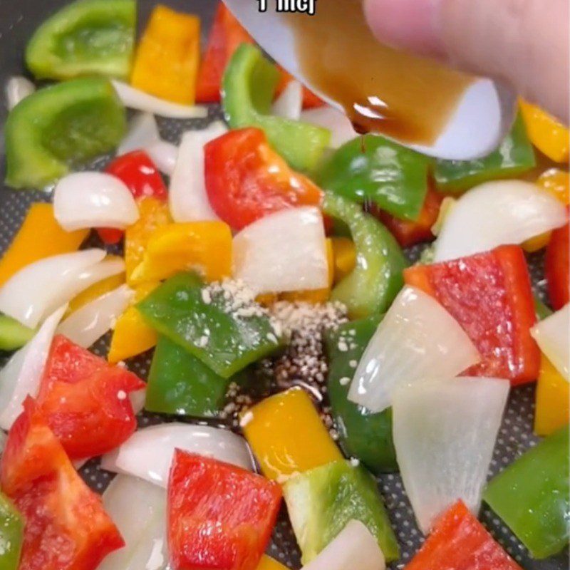 Step 3 Stir-fried bell peppers with oyster mushrooms