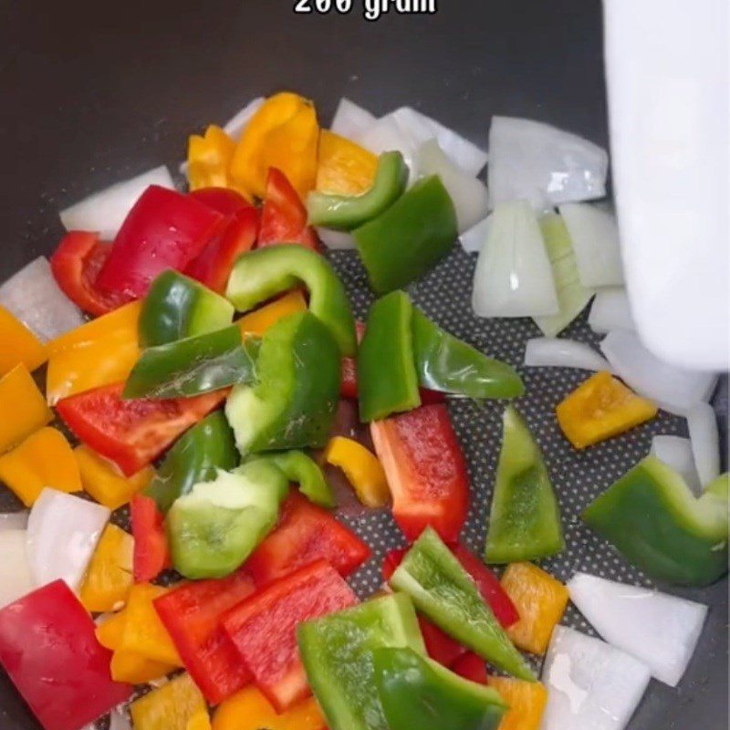 Step 3 Stir-fried bell peppers with oyster mushrooms