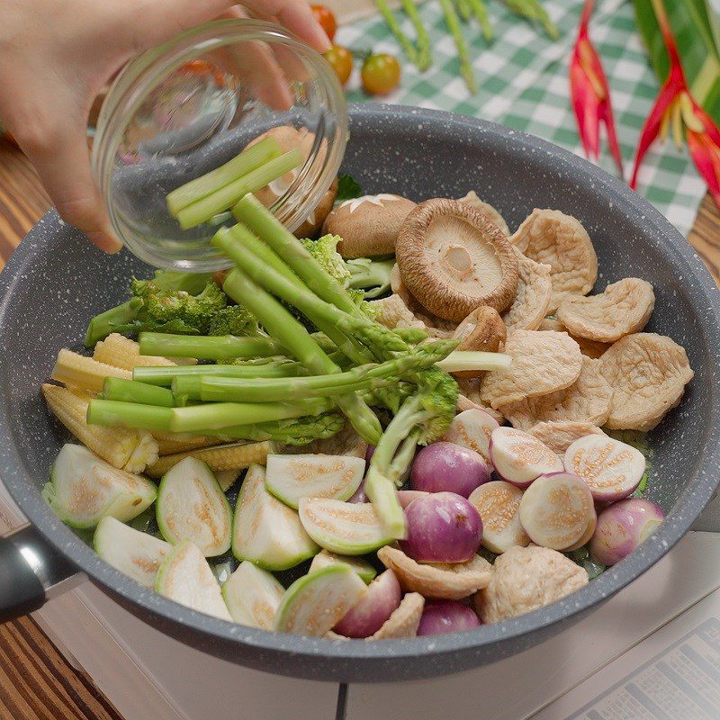 Step 3 Stir-frying vegetables Vegetarian green curry