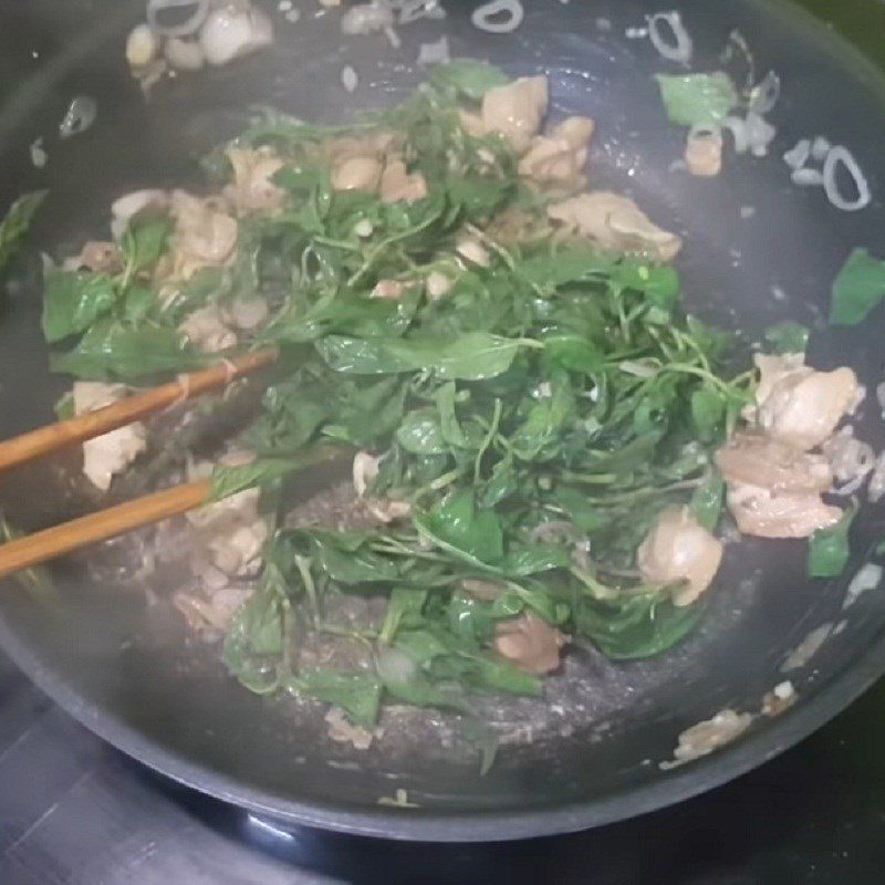 Step 4 Stir-fry Vietnamese coriander Stir-fried clams with Vietnamese coriander