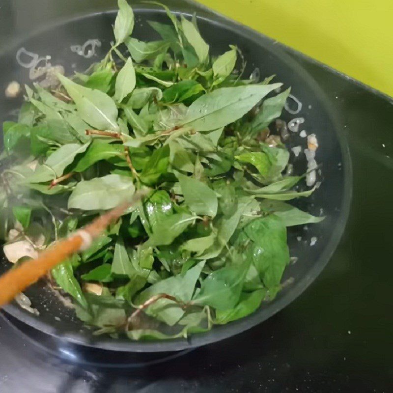 Step 4 Stir-fry Vietnamese coriander Stir-fried clams with Vietnamese coriander