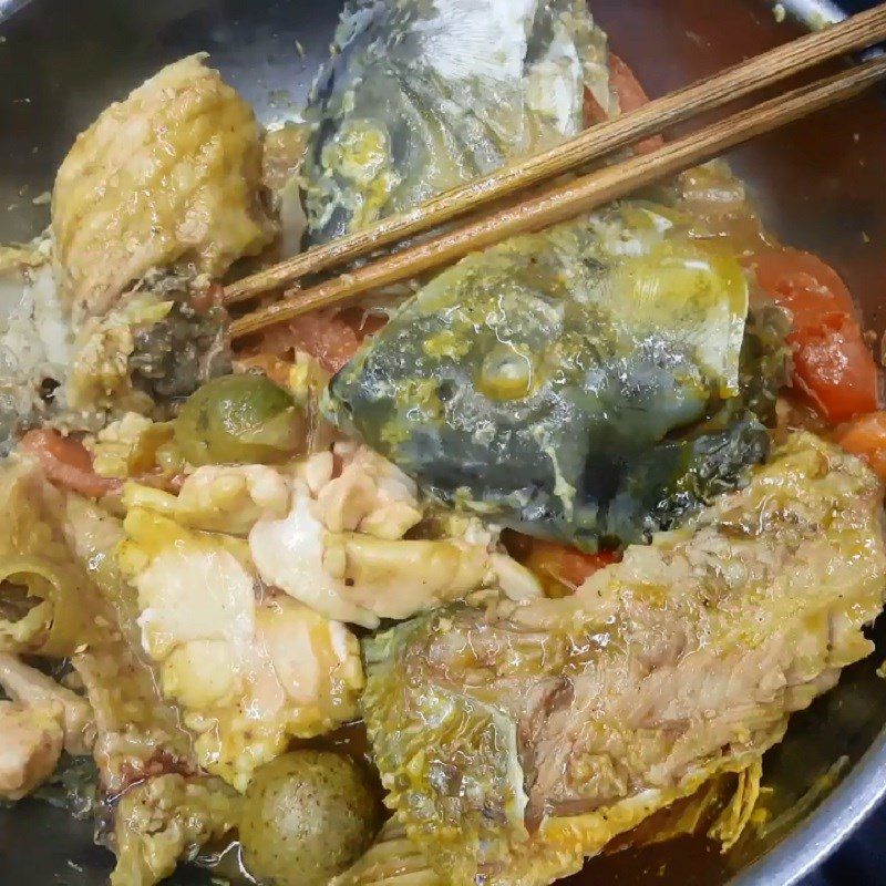 Step 3 Sauté the fish for carp cooked with sour fruits