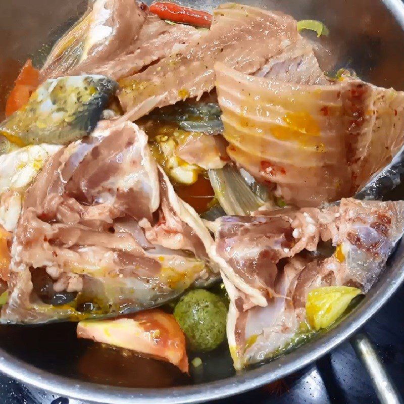 Step 3 Sauté the fish for carp cooked with sour fruits
